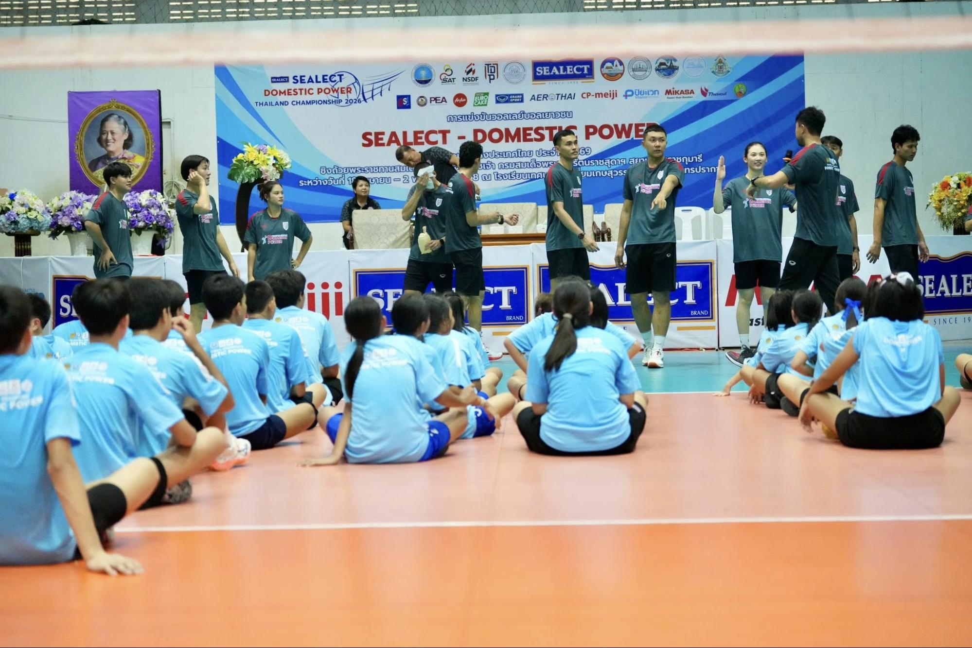 สมาคมวอลเลย์บอล - จัดกิจกรรมพี่สอนน้อง ขน ทีมชาติ ช่วยฝึกฝนเยาวชน 6 โรงเรียน