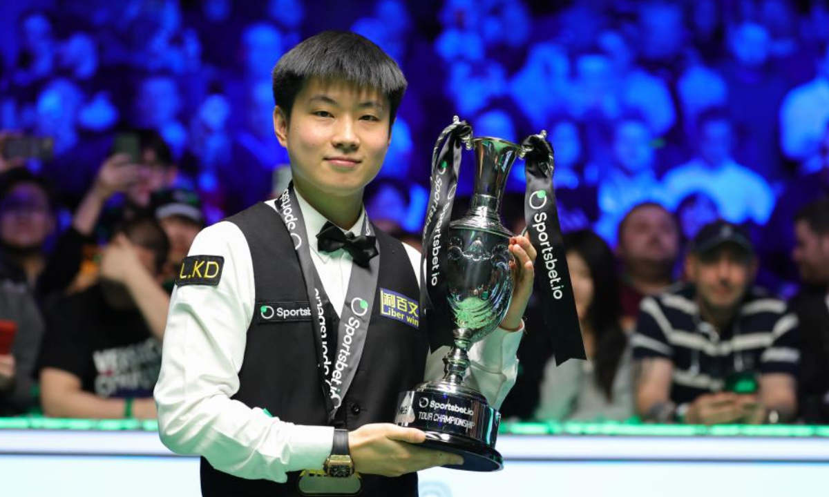 จ้าว ซินถง - ผงาดคว้ารางวัล นักสนุกเกอร์ยอดเยี่ยมแห่งปี 2025/26 หลังกวาด 4 แชมป์ใหญ่